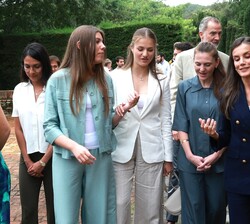 Don Felipe, Doña Letizia, Doña Leonor y Doña Sofía durante el encuentro con los premiados de ediciones anteriores de los Premios de la FPdGi